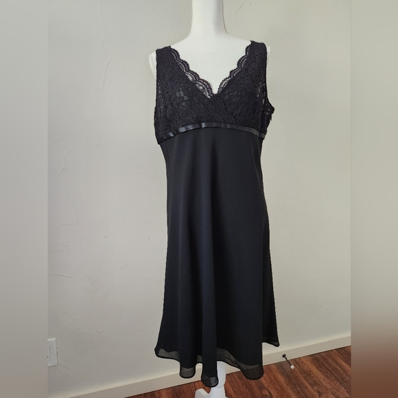 Jones Wear Dresses & Skirts - Jones Wear Black Lace-Trim Cocktail Dress